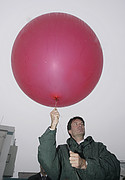 Professor Wulfmeyer mit Wetterballon